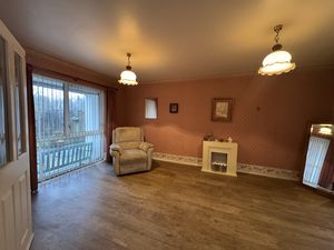 Lounge to rear- click for photo gallery